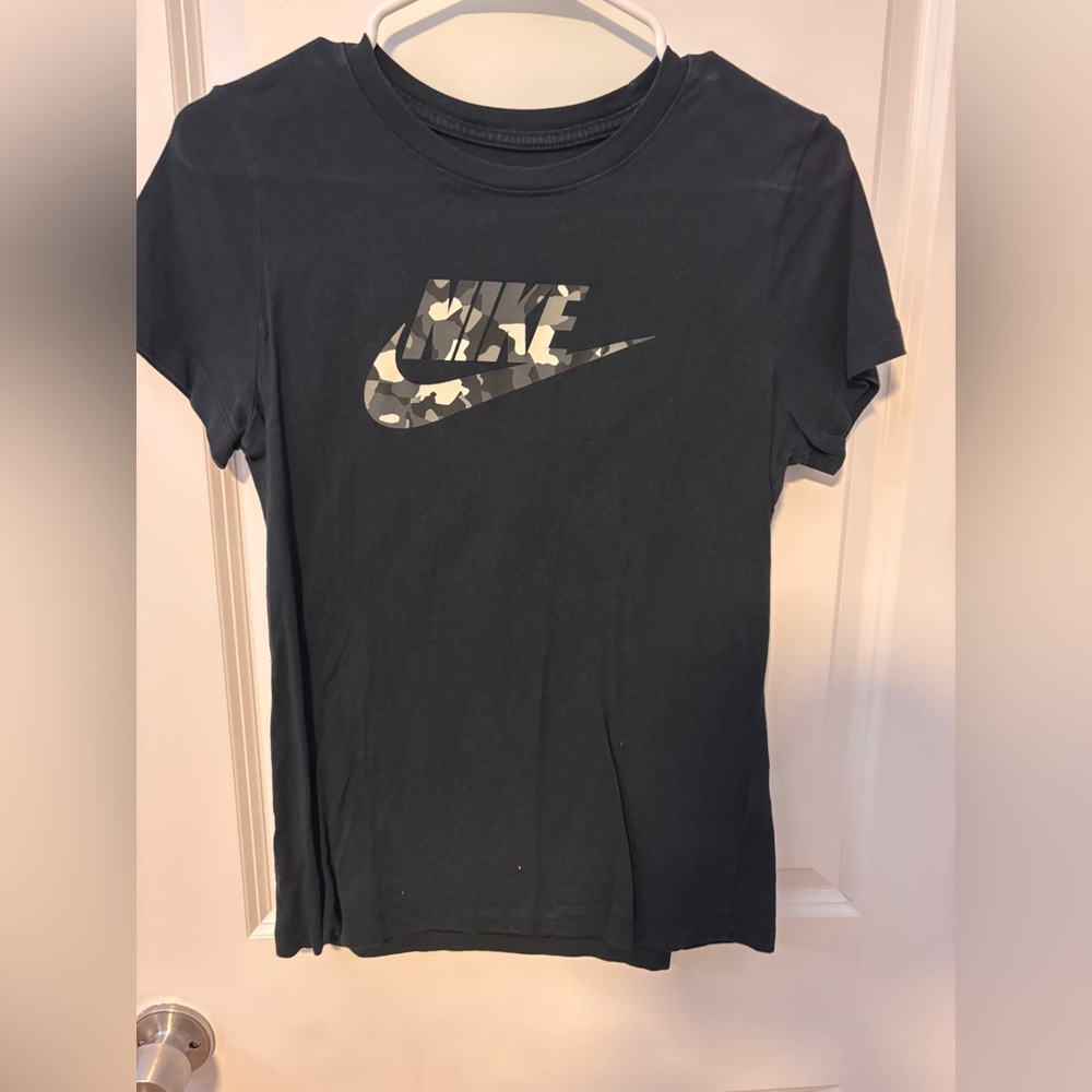 black nike camo logo tee